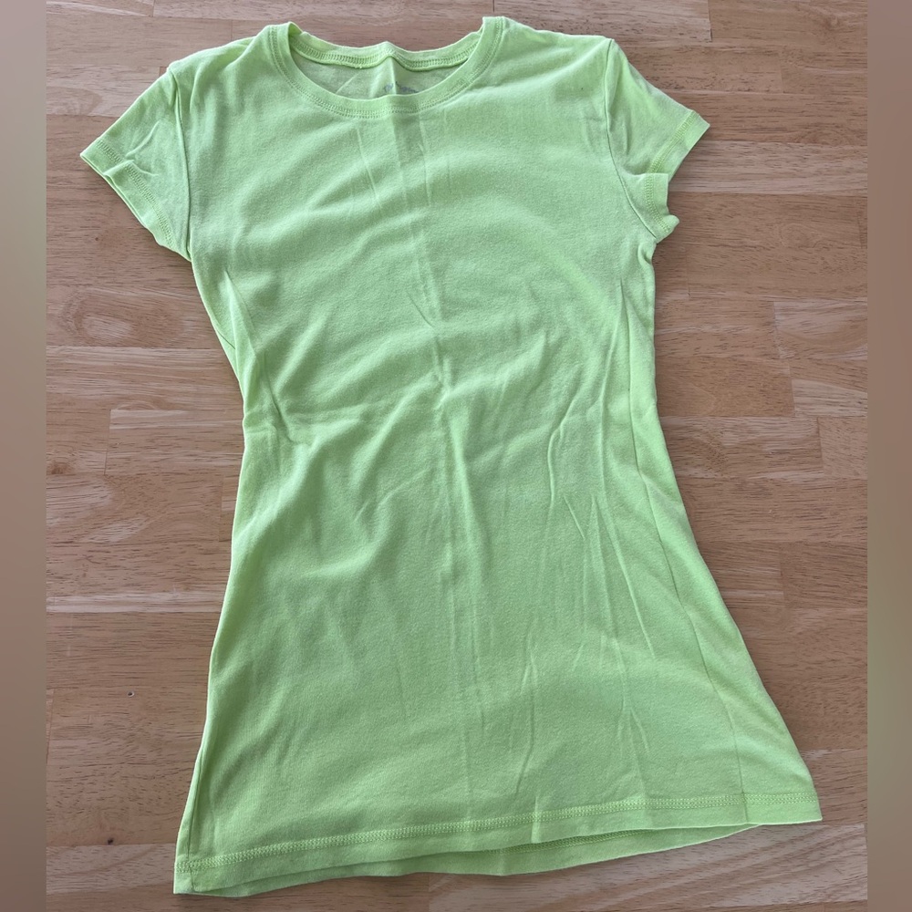 Med neon yellow tee